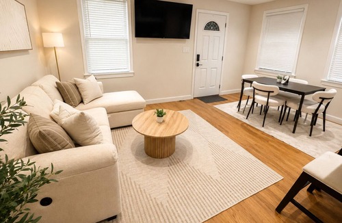Del Ray House | Modern 2BR Home with Private Patio - Walk to Potomac Yard