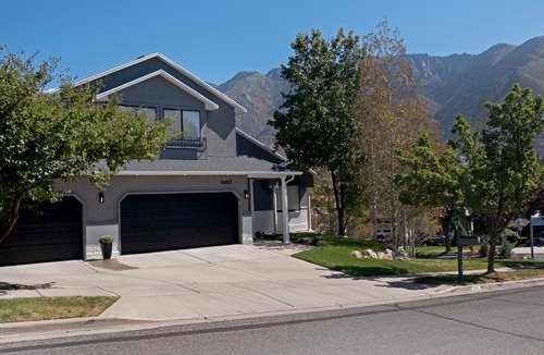 Sandy House | Modern 2BR Mountain Escape King Bed Sleep 6