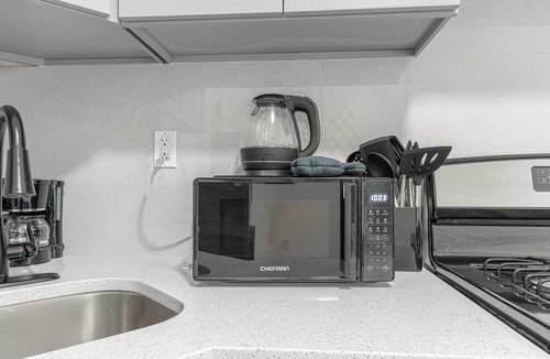 Queens Apartment | Modern 2BR Near LaGuardia & Subways