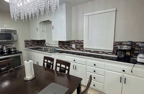 Winston - Salem House | Modern 2BR Retreat | 85” TV Ultra-Comfy king Beds