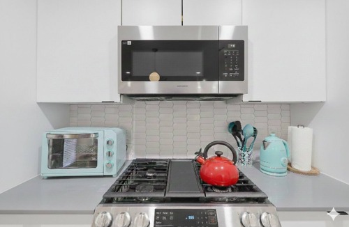 North University Condo | Modern 2BR Retreat ❤️ Walk to UT | Free Parking | Near Moody Center