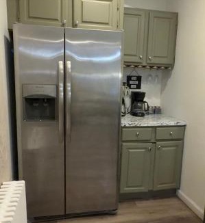 Deer Park Apartment | Modern 2BR Retreat with Full-Kitchen and Living