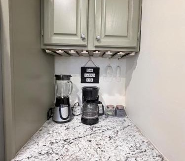Deer Park Apartment | Modern 2BR Retreat with Full-Kitchen and Living