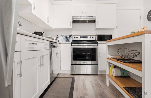 Central Lonsdale Apartment | Modern 2BR Suite Near Lonsdale & Mountains