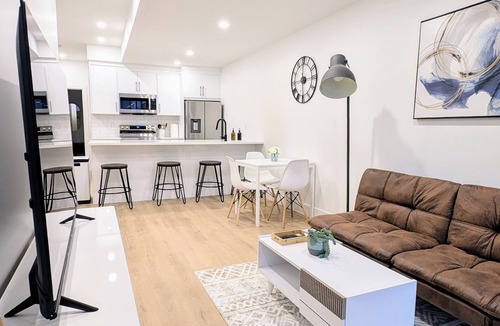Tuxedo Park House | Modern 2BR Suite | Private Patio | 5 Min Downtown/Zoo/Stampede | Central & Safe