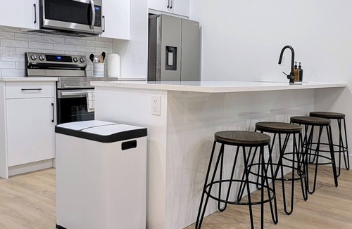 Tuxedo Park House | Modern 2BR Suite | Private Patio | 5 Min Downtown/Zoo/Stampede | Central & Safe