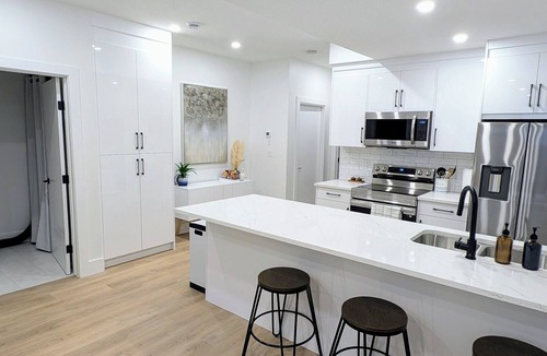 Tuxedo Park House | Modern 2BR Suite | Private Patio | 5 Min Downtown/Zoo/Stampede | Central & Safe