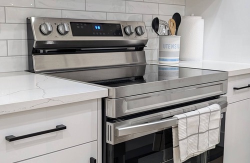 Tuxedo Park House | Modern 2BR Suite | Private Patio | 5 Min Downtown/Zoo/Stampede | Central & Safe
