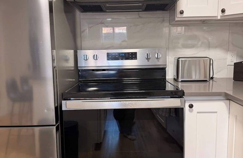 Calgary House | Modern 2BR Suite Private Entry Parking Laundry