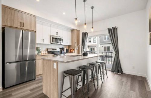 Springbank Hill House | Modern 2BR Townhome Near Aspen Landing and WinSport