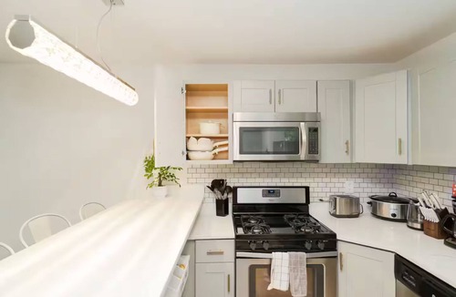 Truxton Circle Apartment | Modern 2BR Victorian Retreat in Washington DC