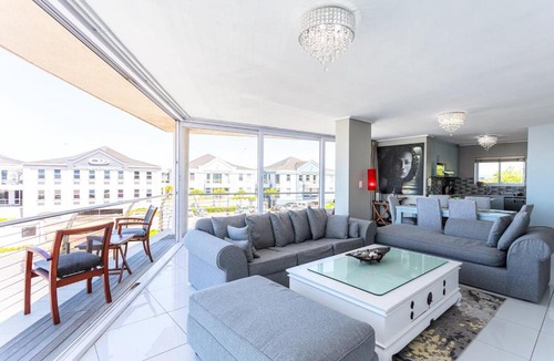 Lagoon Beach Apartment | Modern 2BR w Ocean Views Pool Access by CTHA