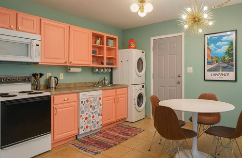 Lawrence House | ★ Modern 2BR │ Walk to Restaurants & Allen Fieldhouse │ Off-Street Parking
