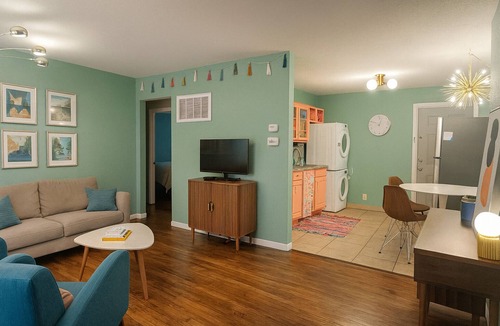 Lawrence House | ★ Modern 2BR │ Walk to Restaurants & Allen Fieldhouse │ Off-Street Parking
