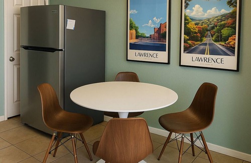 Lawrence House | ★ Modern 2BR │ Walk to Restaurants & Allen Fieldhouse │ Off-Street Parking