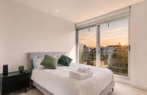 Port Melbourne Apartment | Modern 2BR with Sparkling Bay Views & Free Parking