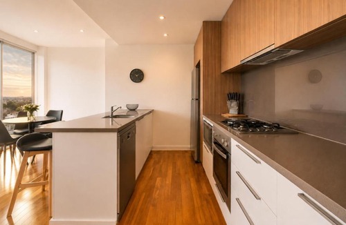 Port Melbourne Apartment | Modern 2BR with Sparkling Bay Views & Free Parking
