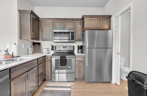 Washburn House | Modern 3 Bed/3.5 Bath Townhome Near Lost Island Water/Theme Park