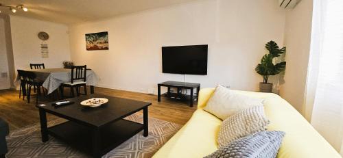 Palhais Apartment | Modern 3 Bed Flat - Beaches, Expo & City Fun - Your Gateway to Lisbon