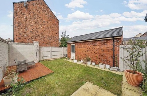 Bicester House | Modern 3-Bed + Office Walk to Bicester Village