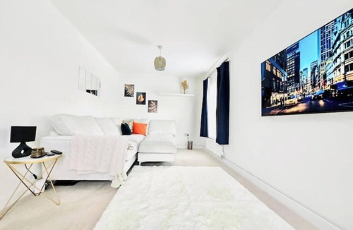 Bicester House | Modern 3-Bed + Office Walk to Bicester Village