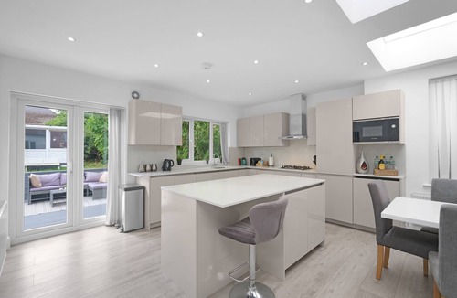 Edgware House | Modern 3 Bedroom, 2.5-Bathroom Home in Edgware