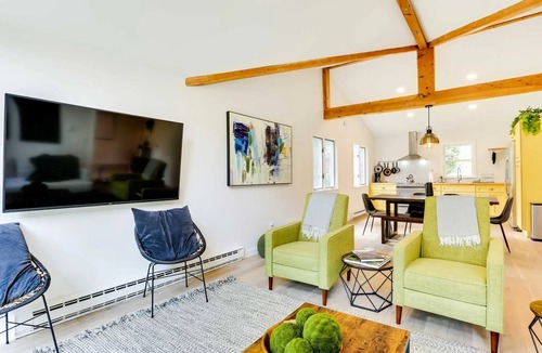 Monticello House | Modern 3-bedroom cabin with Hot Tub and Private Pond
