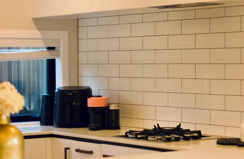 Trentham Apartment | Modern 3-Bedroom Family Home Near Racecourse & Brewtown