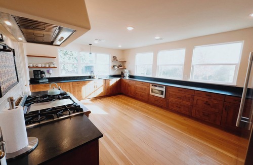 Reedley Other | Modern 3 bedroom Historic Reedley Farmhouse with WiFi and AC near National Parks