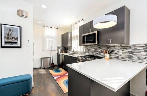East Queen Anne House | Modern 3 Bedroom in Queen Anne with Rooftop + AC