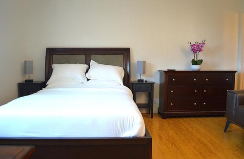 Berkeley Apartment | Modern 3 Bedroom Suite with AC for Family and Work group