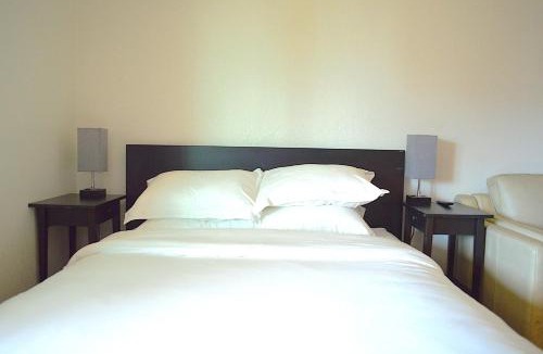 Berkeley Apartment | Modern 3 Bedroom Suite with AC for Family and Work group