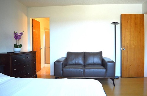 Berkeley Apartment | Modern 3 Bedroom Suite with AC for Family and Work group