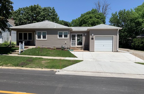 Clear Lake House | Modern 3-BR Downtown Retreat – Walk to City Beach, Dining, Shops & Nightlife