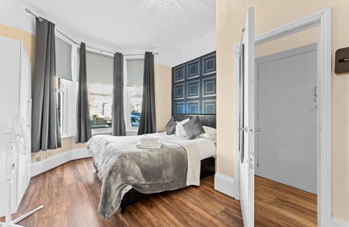 Shepherd's Bush Apartment | Modern 3 BR Flat Near Tube-Westfield & Central London