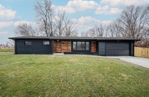 Lawrence House | Modern 3 BR home w hot tub movie room dog park
