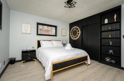Lawrence House | Modern 3 BR home w hot tub movie room dog park
