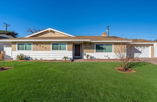 Casa Conejo House | Modern 3 King Beds, Beautiful Large Backyard, WFH, Long Stays, Waterfall, WI-FI, FWY, 25 mins to Beach