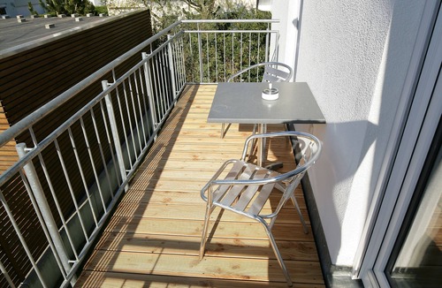 Jebenhausen Apartment | Modern 3-room top floor apartment with sauna & fitness
