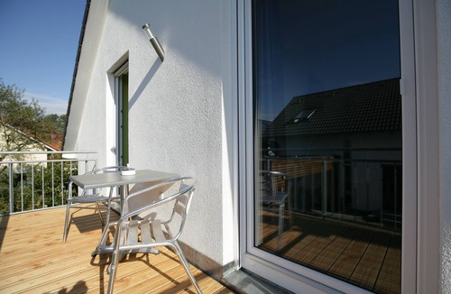 Jebenhausen Apartment | Modern 3-room top floor apartment with sauna & fitness