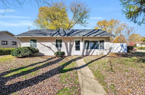 Champaign House | Modern 3BD/2BA near U of I with a large master suite!