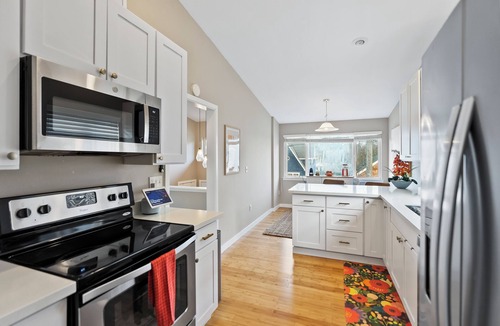 Whittier Heights House | Modern 3BD house in walkable Ballard, family and dog-friendly, A/C, fenced yard
