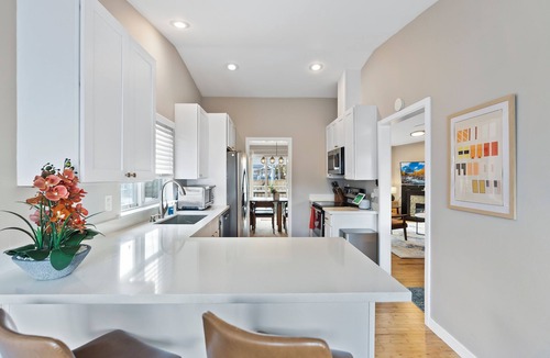 Whittier Heights House | Modern 3BD house in walkable Ballard, family and dog-friendly, A/C, fenced yard