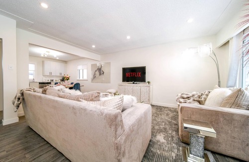 Northwest Edmonton House | ☆Modern 3BDRM Home☆King Bed★Central🗲Wifi✔Clean!