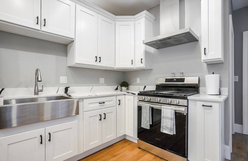 North Brookline Apartment | Modern 3BR 2BTH Apt in near MGH