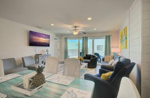 Madeira Beach Apartment | Modern 3BR 3BA Condo Heated Pool & Walk to Madeira Beach
