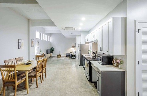 Downtown Cincinnati Apartment | Modern 3BR Apt at Textile | CozySuites