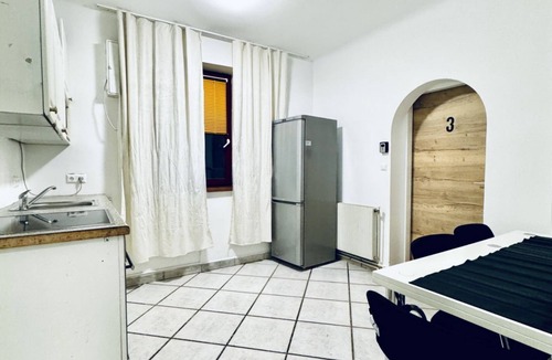 Meidling Apartment | Modern 3BR Apt with Private Garden | Sleeps 10