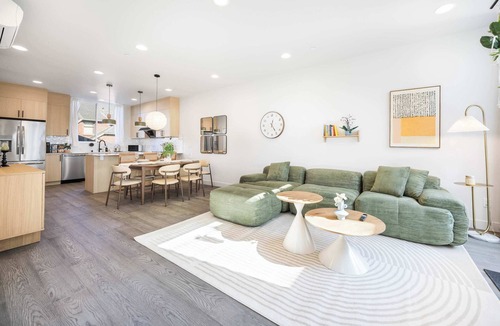Roosevelt Condo | Modern 3BR City View Home w/Near Green Lake & UW