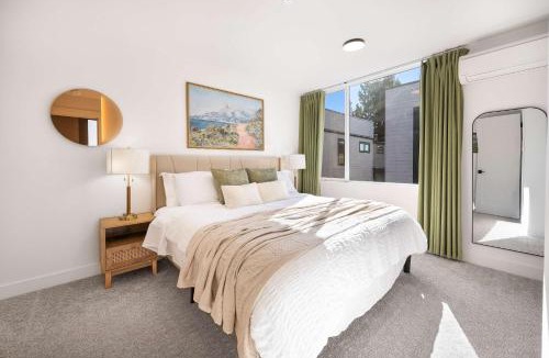 Roosevelt House | Modern 3BR City View Home w Near Green Lake & UW